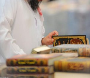 Имам Ибн аль-Мубарак о помощи требующим знания